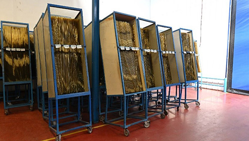 Glass, the raw material used for the manufacture of double-tips ampoules.